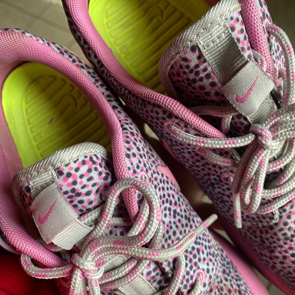 Print Polka dot pink black
Nike Roshe run
Need to be cleaned - Picture 6 of 6